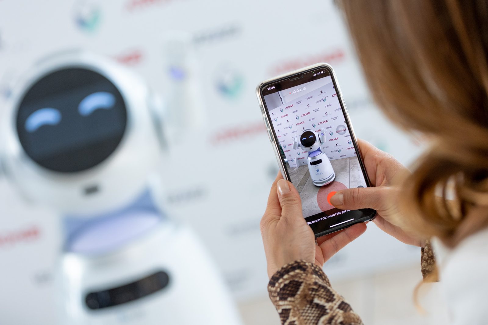 Una partecipante fotografa il robot