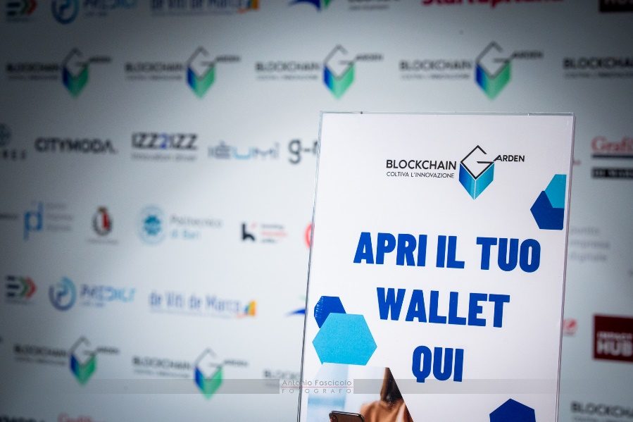 Il desk &laquo;Apri il tuo wallet qui&raquo;