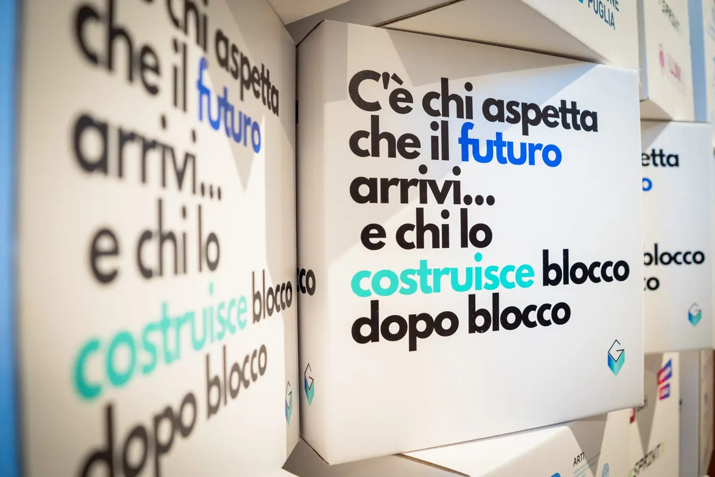 I cubi con lo slogan dell'edizione