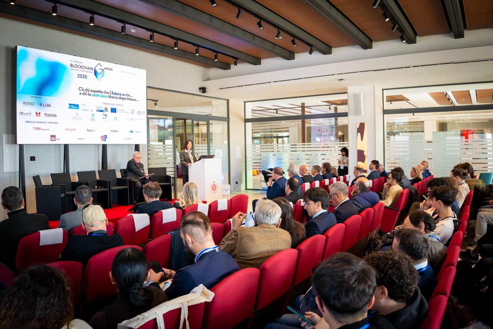 Professionisti e imprese in sala durante Blockchain Garden all'Università LUM